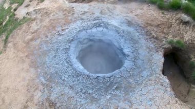 Hveragerdi çamur lekesi, İzlanda. Hveragerdi 'deki jeotermal aktif bölge volkanik kaplıcayla, fumarola