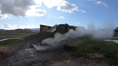 Hveragerdi çamur lekesi, İzlanda. Hveragerdi 'deki jeotermal aktif bölge volkanik kaplıcayla, fumarola