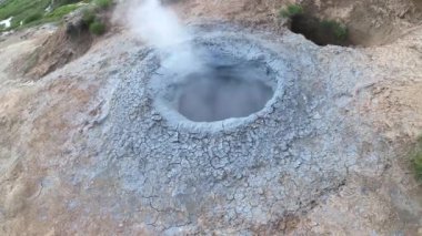 Hveragerdi çamur lekesi, İzlanda. Hveragerdi 'deki jeotermal aktif bölge volkanik kaplıcayla, fumarola