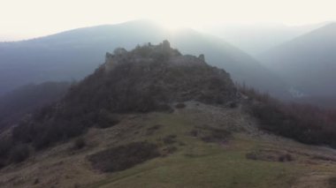  Ortaçağ şatosunun havadan görünüşü. Liteni, Leta kalesi, Transilvanya, Romanya