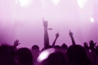 Konserde kollarını açarak kalabalığın gölgesinin arkasına bak. Yaz müzik festivali konsepti