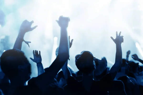 Bir Müzik Konseri Seyircisi Ellerini Kaldırıyor Imajını Düzeltiyor — Stok fotoğraf
