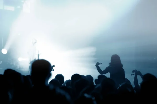 Konserde Kollarını Açarak Kalabalığın Dikey Görüntüsü Arka Planda Parlak Sahne — Stok fotoğraf