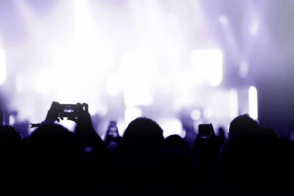 Ellerin Silueti Akıllı Telefonlarla Bir Konser Kaydediyor Konseri Fotoğraflamak Için — Stok fotoğraf