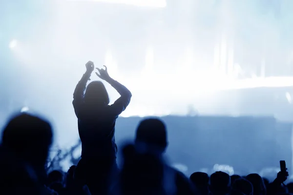 Vista Trasera Silueta Multitud Con Los Brazos Extendidos Concierto Concepto — Foto de Stock