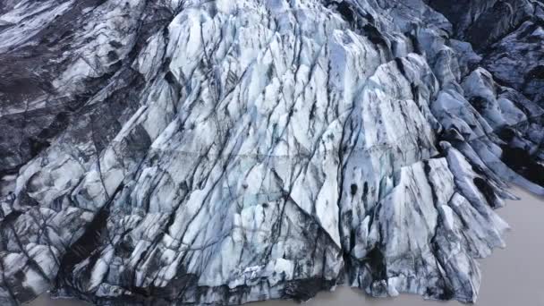 Vista Aérea Glaciar Solheimajokull Islândia Crevasse Cinzas Vulcânicas Negras Capturadas — Vídeo de Stock