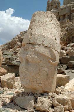 Dev Tanrı Nemrut Dağı 'nın tepesinde. Anadolu, Türkiye. Efsanevi mitolojik figürleri temsil eden antik taş heykeller.