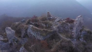  Ortaçağ şatosunun havadan görünüşü. Liteni, Leta kalesi, Transilvanya, Romanya