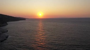 Sakin deniz dalgalarının üzerinden uçup kıyı şeridini yıkıyorlar. Akdeniz, Thassos Adası, Yunanistan İHA ile