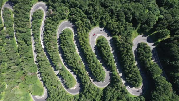 Pandangan Udara Dari Mobil Mengemudi Sepanjang Jalan Melengkung Indah Serpentine — Stok Video