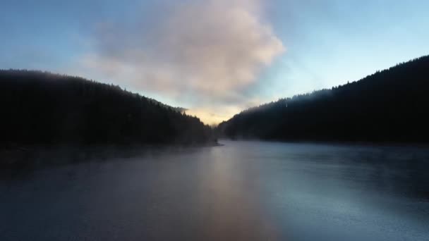 在雾蒙蒙的晨光中飞越湖面 空中无人驾驶飞机视图 — 图库视频影像