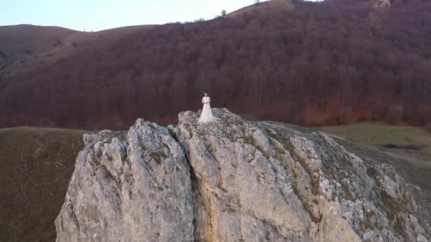 Casamento Drone Aéreo Tiro Uma Noiva Vestido Branco Pico Montanha — Vídeo de Stock