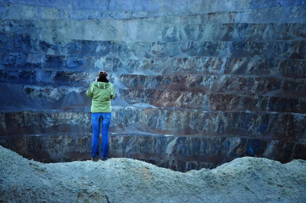 Jeolog Devasa Açık Döküm Altın Bakır Madenleri Teraslarını Inceliyor Rosia — Stok fotoğraf