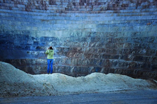 Geolog Studující Gigantické Otevřené Vrstvené Zlaté Měděné Důlní Terasy Rosia — Stock fotografie