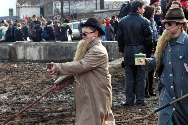 Rimetea Romania 2004年2月28日 リメテアの未確認村人 トロッコはユニークなショーに出席 冬の終わりにお祝いとカーニバル — ストック写真