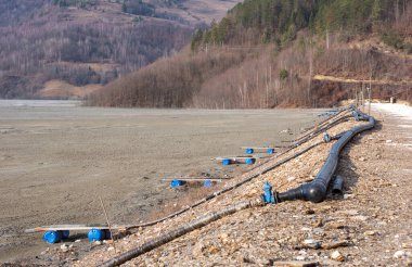 Ağır metallerin suyunu arıtmak için kireç ve alçıtaşı ile göl borularının kurulumunu engelliyorum. Geamana, β eni, Rosia Montana, Romanya 