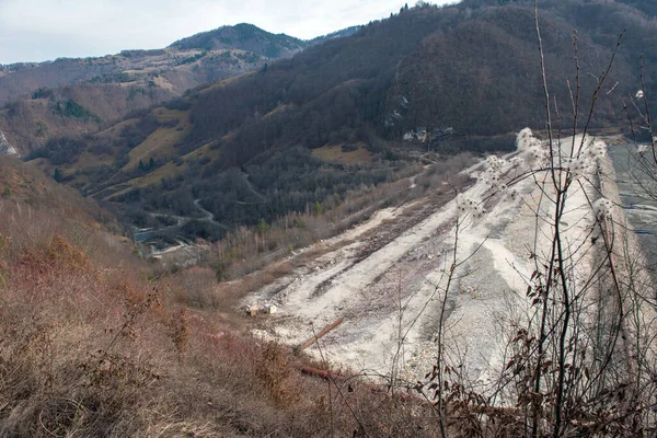 バリアセトリング盆地 保護湖に銅と金の採掘残留物の流れを停止します Geamana Rosia Montana ルーマニア — ストック写真