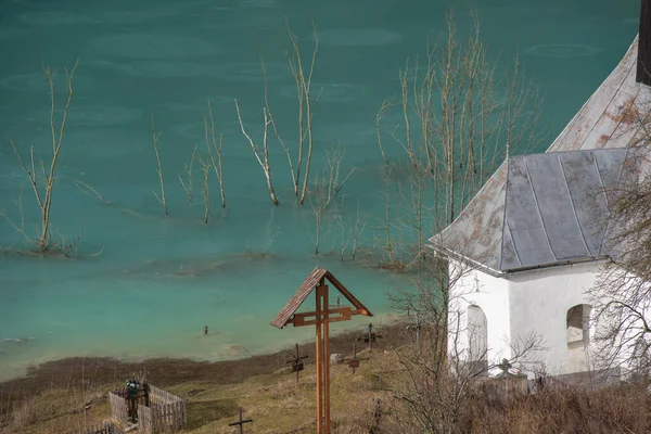 Toxické Odpadní Vody Měděného Zlatého Dolu Vesnici Opuštěný Ortodoxní Kostel — Stock fotografie