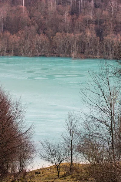 銅鉱山からのターコイズ廃棄物の水は環境を汚染します Geamana保護湖 Rosia Montana ルーマニア — ストック写真