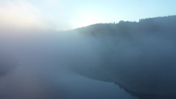 雾蒙蒙的湖面的空中风景 日出时黎明昏暗 寒冷的天气 在群山的云端上飞翔 — 图库视频影像
