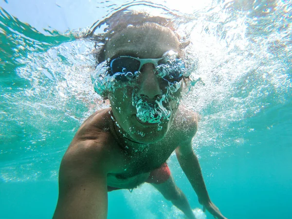 수중에서 수영하는 잠수부의 코에서 나오는 방울들 — 스톡 사진