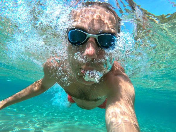 Lustiger Kerl Mit Spaß Und Unterwasser Selfie Beim Schwimmen Meer — Stockfoto