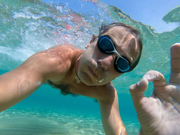 Chico Divertido Divirtiéndose Tomando Selfie Bajo Agua Mientras Nada Mar — Foto de Stock