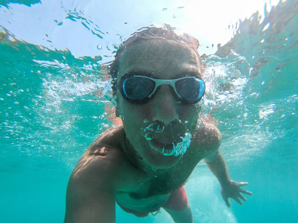 面白い男が楽しんで 海で泳ぎながら水中 Selfie — ストック写真