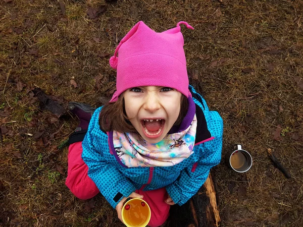 Trekking Dziecko Pije Herbatę Głogu Robi Grimace Świeżym Powietrzu — Zdjęcie stockowe