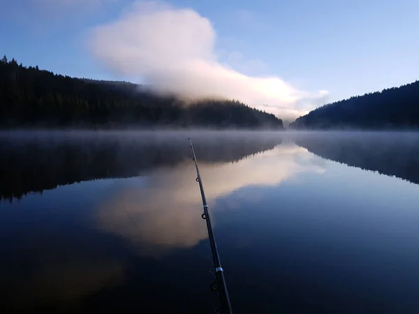 Amanhecer Nebuloso Acima Lago Pólo Pesca Água Tranquila — Fotografia de Stock