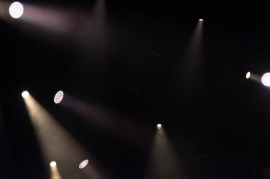 Sahne ışıkları karanlıkta parlıyor. Canlı müzik festivali kavramı