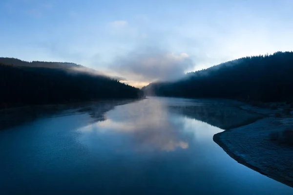 Vista Aerea Lago Nebbioso Alba Luci Scure Durante Alba Freddo — Foto Stock