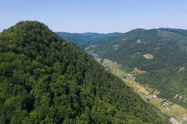 Volando Por Encima Valle Profundo Bosques Caducifolios Acantilados Piedra Caliza —  Fotos de Stock