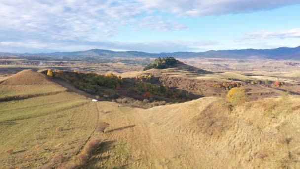 田舎の丘の空中ドローンビュー ドローンで秋の牧草地 ルーマニアのトランシルヴァニア — ストック動画