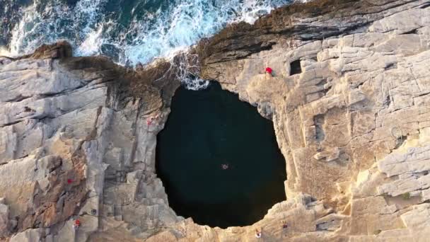 Πετώντας Πάνω Από Μια Γυναίκα Που Κολυμπάει Μια Φυσική Πισίνα — Αρχείο Βίντεο