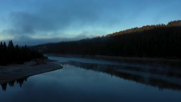 黎明时分在雾蒙蒙的高山湖上飞翔 无人驾驶飞机的空中观察 — 图库视频影像