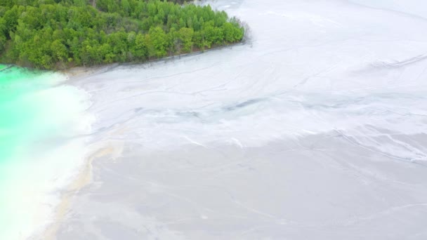 Volando Sobre Lago Gigante Decantado Lleno Residuos Mineros Una Mina — Vídeos de Stock