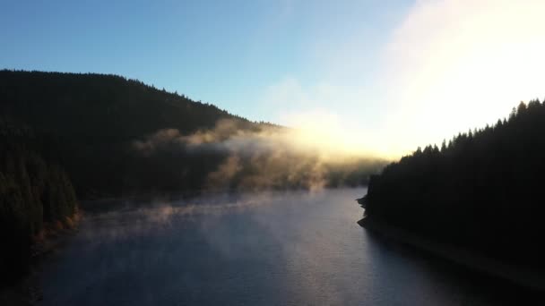 Letecký Pohled Zamlžené Jezero Rozbřesk Úsvitu Chladné Počasí Létání Nad — Stock video