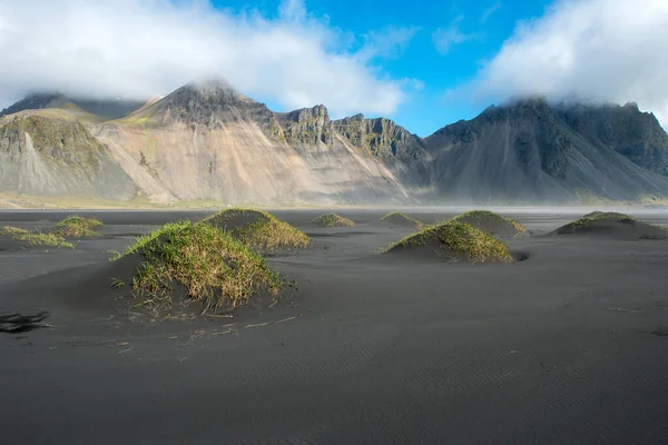 Islandzki Krajobraz Widok Górę Vestrahorn Półwyspie Stokksnes Pobliżu Oceanu Atlantyckiego — Zdjęcie stockowe