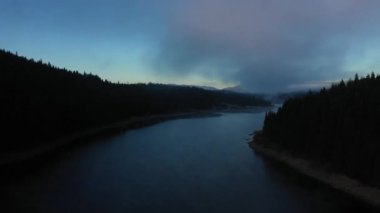  Karanlık sisli bir göl, şafak vakti, gün doğumu. Hava aracı görünümü