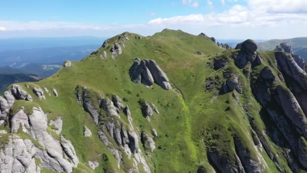 Вид Воздуха Высокие Горные Осадочные Породы Вершины Зеленые Склоны Помощью — стоковое видео