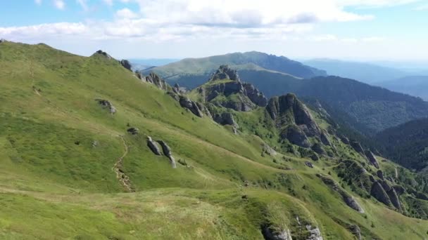 Luchtfoto Van Hoge Berg Sedimentaire Rotsen Pieken Groene Hellingen Door — Stockvideo