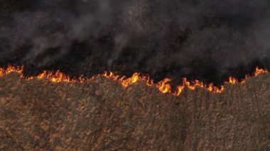 Yay manzaralı kuru çimenlerin yanma alanı. Çayırlarda yangın ve duman, doğa kirliliği ve tehlike, çalılar ve yaygın atıklar yakılıyor