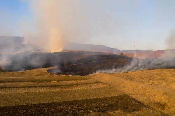 Vista Aérea Del Campo Quema Hierba Seca Primavera Incendio Humo —  Fotos de Stock