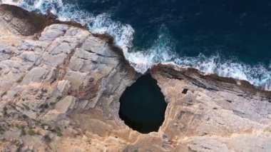 Destansı deniz kıyısında doğal kayalık havuzun üzerinde uçuyor. Giola lagünü, Thassos Adası, Yunanistan, insansız hava aracı manzarası