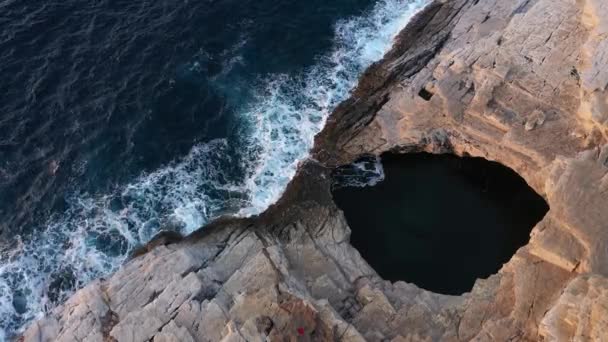 Volando Sopra Epica Piscina Rocciosa Naturale Sul Mare Laguna Giola — Video Stock