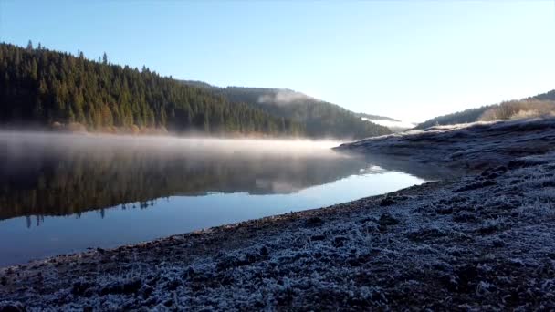 Zeitraffer Des Morgennebels Über Einem See Bei Sonnenaufgang — Stockvideo