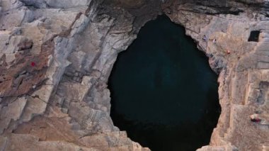  Akdeniz kayalık kıyı şeridi üzerinde uçuyor. Doğal deniz kıyısının havuz manzarası, havuz. Giola, Thassos Adası, Yunanistan