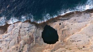 Akdeniz kayalık kıyı şeridi üzerinde uçuyor. Doğal deniz kıyısının havuz manzarası, havuz. Giola, Thassos Adası, Yunanistan