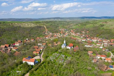 Romanya 'nın Transilvanya kentindeki tipik bir Macar köyünün hava görüntüsü. Inaktelke, Inucu